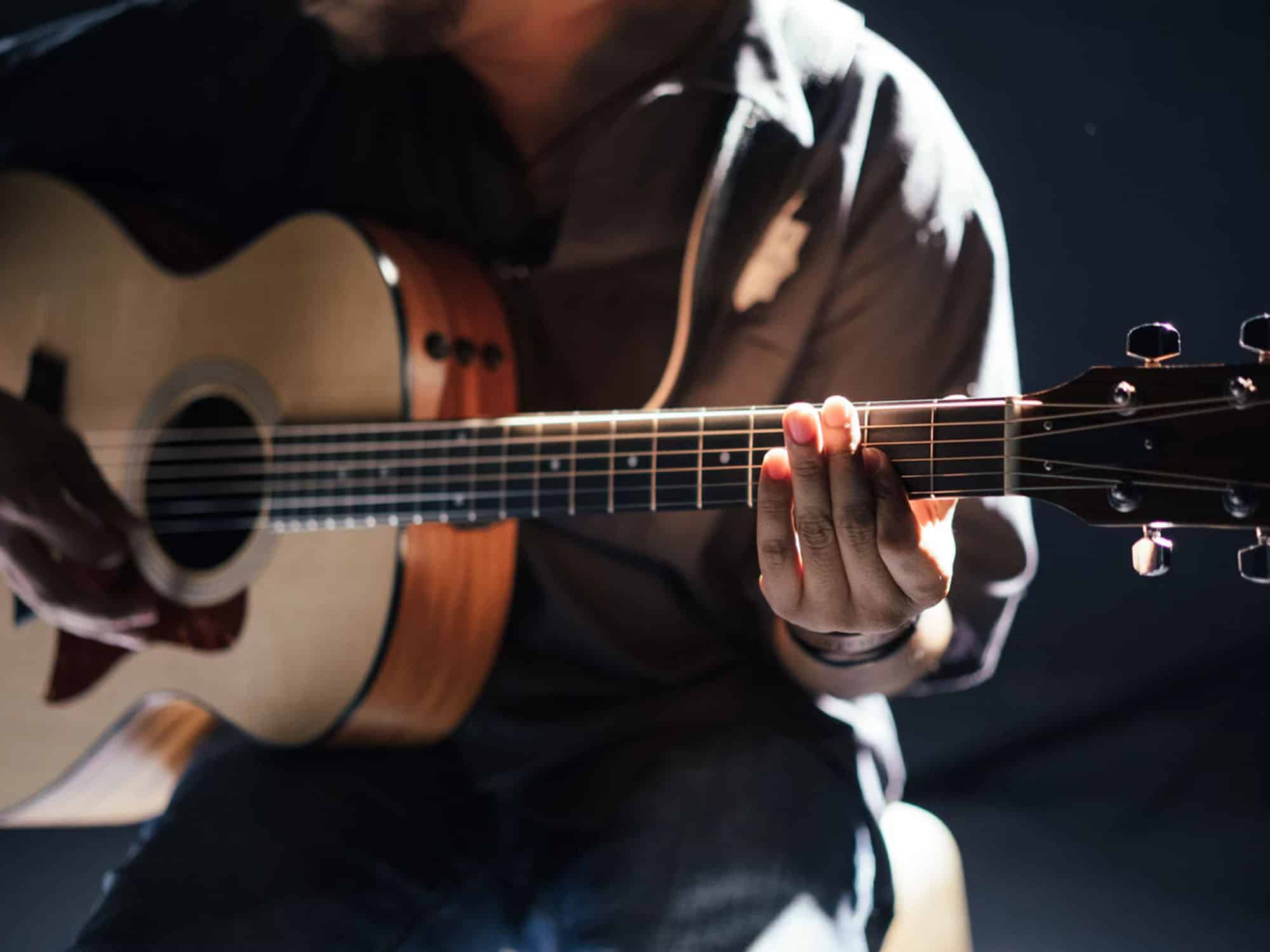 Российские певцы под гитару. Рок акустика. Гитарист на скамейке. Бардовские гитары. Гитара.